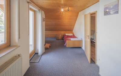 Viel Platz für Moderne, Helligkeit und besonderes Wohnen auf einem enormen Grundstück: das gibt es nicht alle Tage!