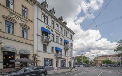Flagsship-Standort aus Familienbesitz, nur ein Steinwurf zur Altstadt: Hotel mit Potential und guter Einführung