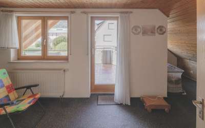 Viel Platz für Moderne, Helligkeit und besonderes Wohnen auf einem enormen Grundstück: das gibt es nicht alle Tage!