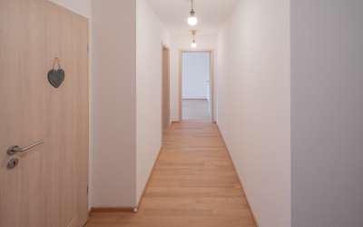 Sofort frei - Moderne 4,5 Zimmer-Eigentumswohnung mit Balkon, Terrasse und Gartenanteil