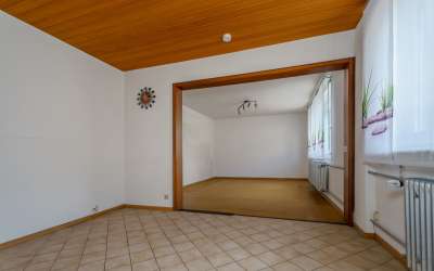 Sonniges Wohnen mit enormen Grundstück, Wohnhaus und XXL-Garage für Werkstättle, Carport oder kleines Lager
