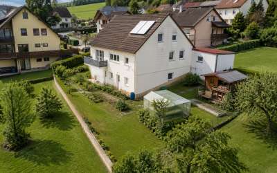 Wenn da nicht die Sonne aufgeht: großzügiges 2 Familienhaus in markanter Halbhöhenlage, mit viel Charme und Licht