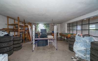 Sonniges Wohnen mit enormen Grundstück, Wohnhaus und XXL-Garage für Werkstättle, Carport oder kleines Lager