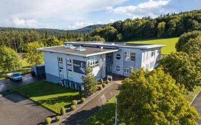Repräsentatives Verwaltungsgebäude mit Produktionsflächen und Lager
