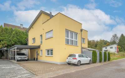 Sonniges Zweifamilienhaus in begehrter Lage