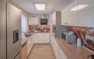 Wenn da nicht die Sonne aufgeht: großzügiges 2 Familienhaus in markanter Halbhöhenlage, mit viel Charme und Licht