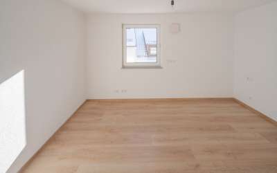 Voilà: moderner Platz für très chic und viel Raum! Perfekte 2,5 Zimmer Dachgeschosswohnung - Stadtmitte ruhig und sonnig gelegen