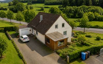 Wenn da nicht die Sonne aufgeht: großzügiges 2 Familienhaus in markanter Halbhöhenlage, mit viel Charme und Licht