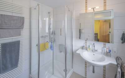 Sonniger Platz für Rendite und Ertrag: das klug aufgeteilte 3 Familienhaus am Stadtrand