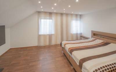 Wenn da nicht die Sonne aufgeht: großzügiges 2 Familienhaus in markanter Halbhöhenlage, mit viel Charme und Licht