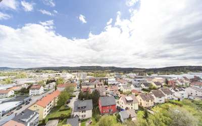 Top renovierte und moderne 4,5-Zimmer-Penthousewohnung mit Blick über die Stadt