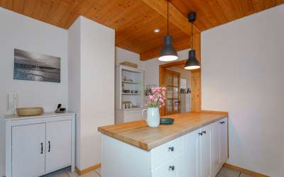 Sonniges Wohnen mit enormen Grundstück, Wohnhaus und XXL-Garage für Werkstättle, Carport oder kleines Lager