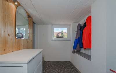 Sonniges Wohnen mit enormen Grundstück, Wohnhaus und XXL-Garage für Werkstättle, Carport oder kleines Lager