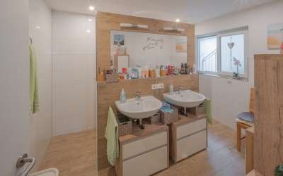 Sonniges Zweifamilienhaus in begehrter Lage
