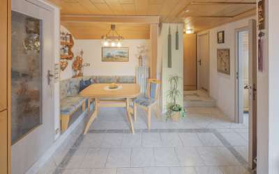 Viel Platz für Sonne und Gemütlichkeit: Einfamilienhaus mit ganz schön Platz und drei Einliegerwohnungen