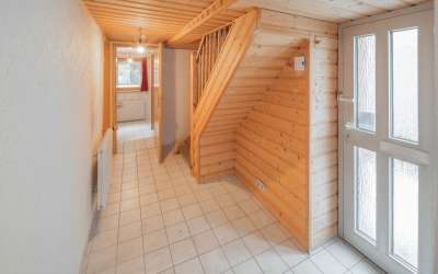 Freistehendes Einfamilienhaus mit 2 Wohnungen