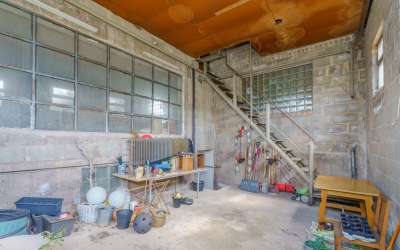 Sonniges Wohnen mit enormen Grundstück, Wohnhaus und XXL-Garage für Werkstättle, Carport oder kleines Lager