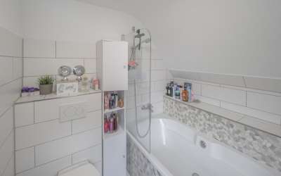 Sonniger Platz für Rendite und Ertrag: das klug aufgeteilte 3 Familienhaus am Stadtrand