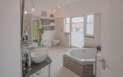 Hier ist Ihr Platz für das besondere Wohnen: mediterranes Villa auf dem Weg zum Bodensee