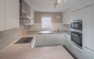 Sofort frei - Moderne 4,5 Zimmer-Eigentumswohnung mit Balkon, Terrasse und Gartenanteil