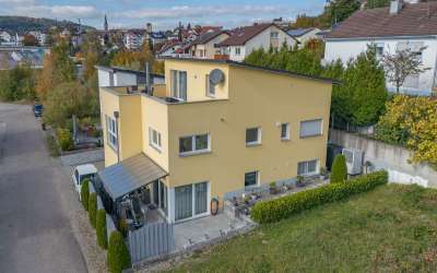 Sonniges Zweifamilienhaus in begehrter Lage