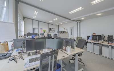 Sonniges, markantes Gewerbeanlageobjekt mit Potential und jungem Baujahr