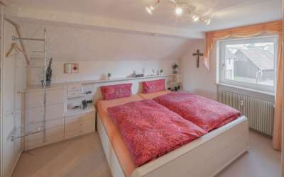 Viel Platz für Sonne und Gemütlichkeit: Einfamilienhaus mit ganz schön Platz und drei Einliegerwohnungen