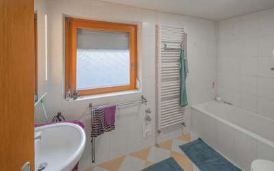 Modernes und ruhiges 2 Familien Haus mit wunderschönem Ausblick ins Tal