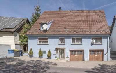 Sonnig und idyllisch: das freistehende Haus am Stadtrand, mit kurzen Wegen in die Stadt