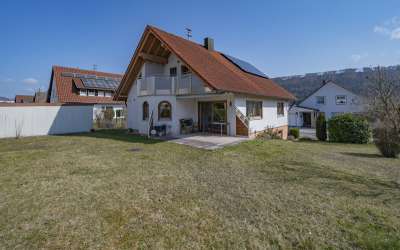 Viel Platz für Moderne, Helligkeit und besonderes Wohnen auf einem enormen Grundstück: das gibt es nicht alle Tage!