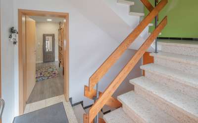 Modernes und ruhiges 2 Familien Haus mit wunderschönem Ausblick ins Tal