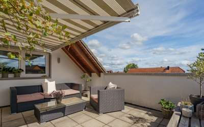 Sonniges Wohnen mit enormen Grundstück, Wohnhaus und XXL-Garage für Werkstättle, Carport oder kleines Lager