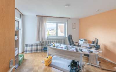 Freistehendes Zweifamilienhaus mit viel Platz!