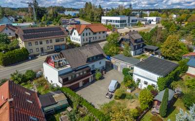 Sonniges Wohnen mit enormen Grundstück, Wohnhaus und XXL-Garage für Werkstättle, Carport oder kleines Lager