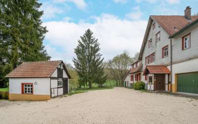 Wohnhaus mit Stallungen und großem Grundstück in absoluter Alleinlage; ideal für Tierhaltung
