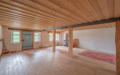 Wohnhaus mit Stallungen und großem Grundstück in absoluter Alleinlage; ideal für Tierhaltung