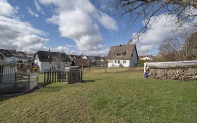 Das sonnige Grundstück in beliebten und familiären, ländlichen Ortsteil