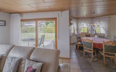 Viel Platz für Moderne, Helligkeit und besonderes Wohnen auf einem enormen Grundstück: das gibt es nicht alle Tage!