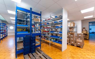 Repräsentatives Verwaltungsgebäude mit Produktionsflächen und Lager