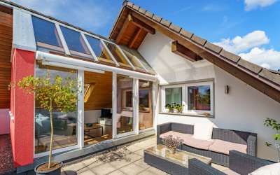 Sonniges Wohnen mit enormen Grundstück, Wohnhaus und XXL-Garage für Werkstättle, Carport oder kleines Lager