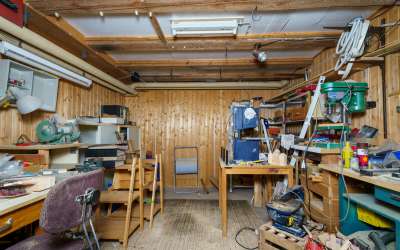 Sonniges Wohnen mit enormen Grundstück, Wohnhaus und XXL-Garage für Werkstättle, Carport oder kleines Lager
