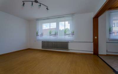 Sonniges Wohnen mit enormen Grundstück, Wohnhaus und XXL-Garage für Werkstättle, Carport oder kleines Lager
