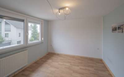 Sonniges Zweifamilienhaus: hier ist Platz für mehrere Generationen oder Rendite