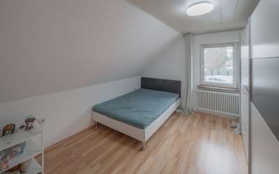 Wenn da nicht die Sonne aufgeht: großzügiges 2 Familienhaus in markanter Halbhöhenlage, mit viel Charme und Licht