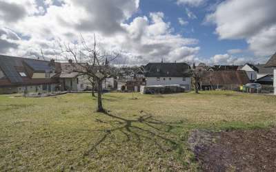 Das sonnige Grundstück in beliebten und familiären, ländlichen Ortsteil