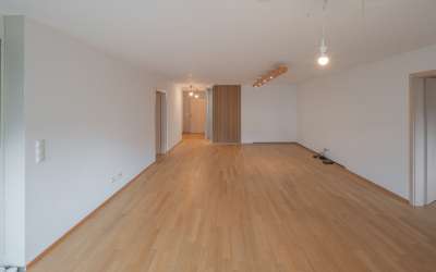 Sofort frei - Moderne 4,5 Zimmer-Eigentumswohnung mit Balkon, Terrasse und Gartenanteil