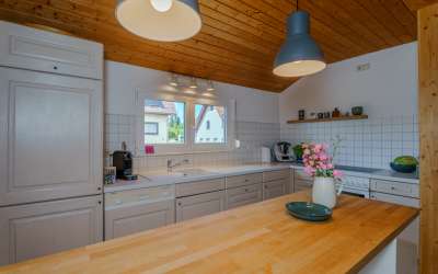 Sonniges Wohnen mit enormen Grundstück, Wohnhaus und XXL-Garage für Werkstättle, Carport oder kleines Lager
