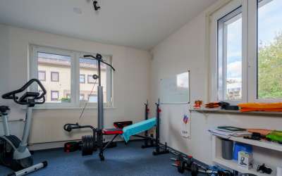 Sonniges Wohnen mit enormen Grundstück, Wohnhaus und XXL-Garage für Werkstättle, Carport oder kleines Lager