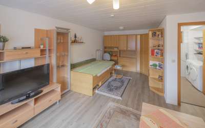 Viel Platz für Sonne und Gemütlichkeit: Einfamilienhaus mit ganz schön Platz und drei Einliegerwohnungen