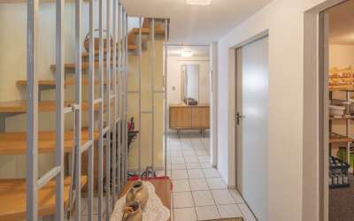 Viel Platz für Moderne, Helligkeit und besonderes Wohnen auf einem enormen Grundstück: das gibt es nicht alle Tage!